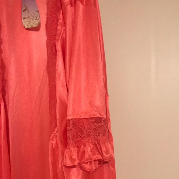 Peachy pink satin nightwear set - Picture 4 of 7